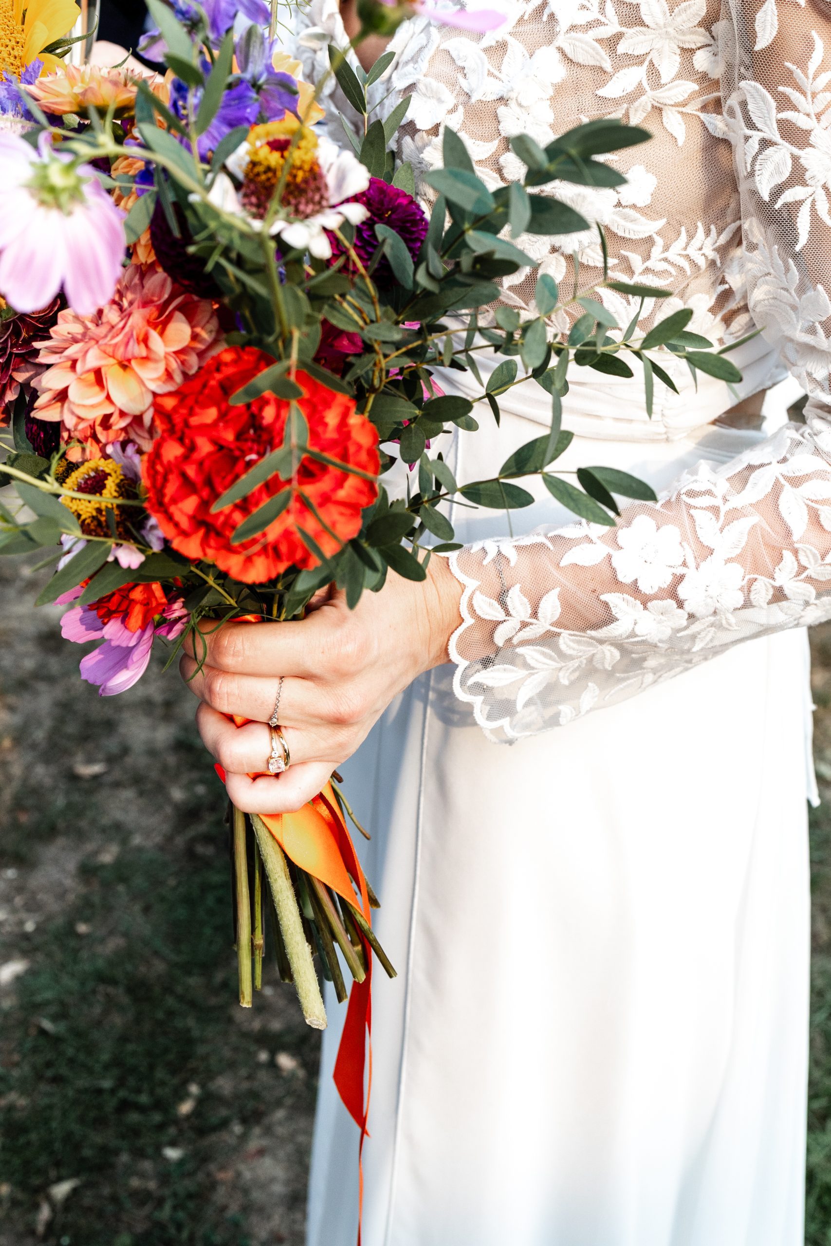 Questions au photographe mariage - Détails, alliance et bouquet de la mariée