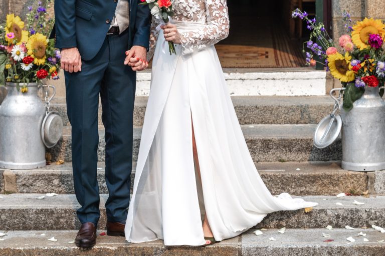 Choisir son photographe mariage - Couple à la sortie de la cérémonie
