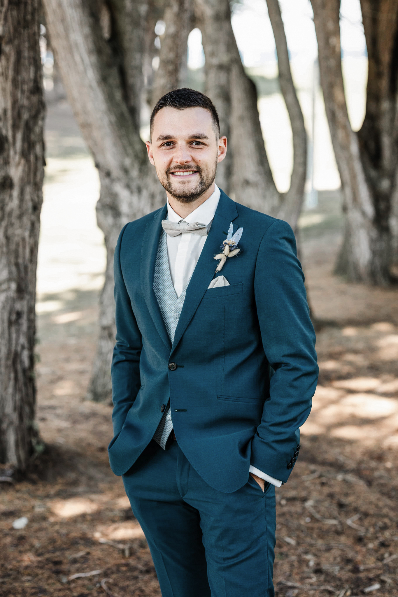 Choisir son photographe mariage - Portrait du marié dans un cadre naturel