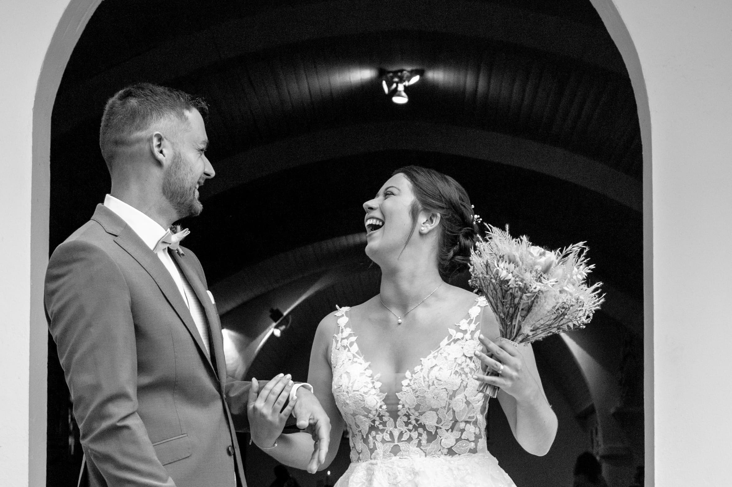 Photographe reportage mariage naturel - Les mariés à la sortie de la cérémonie