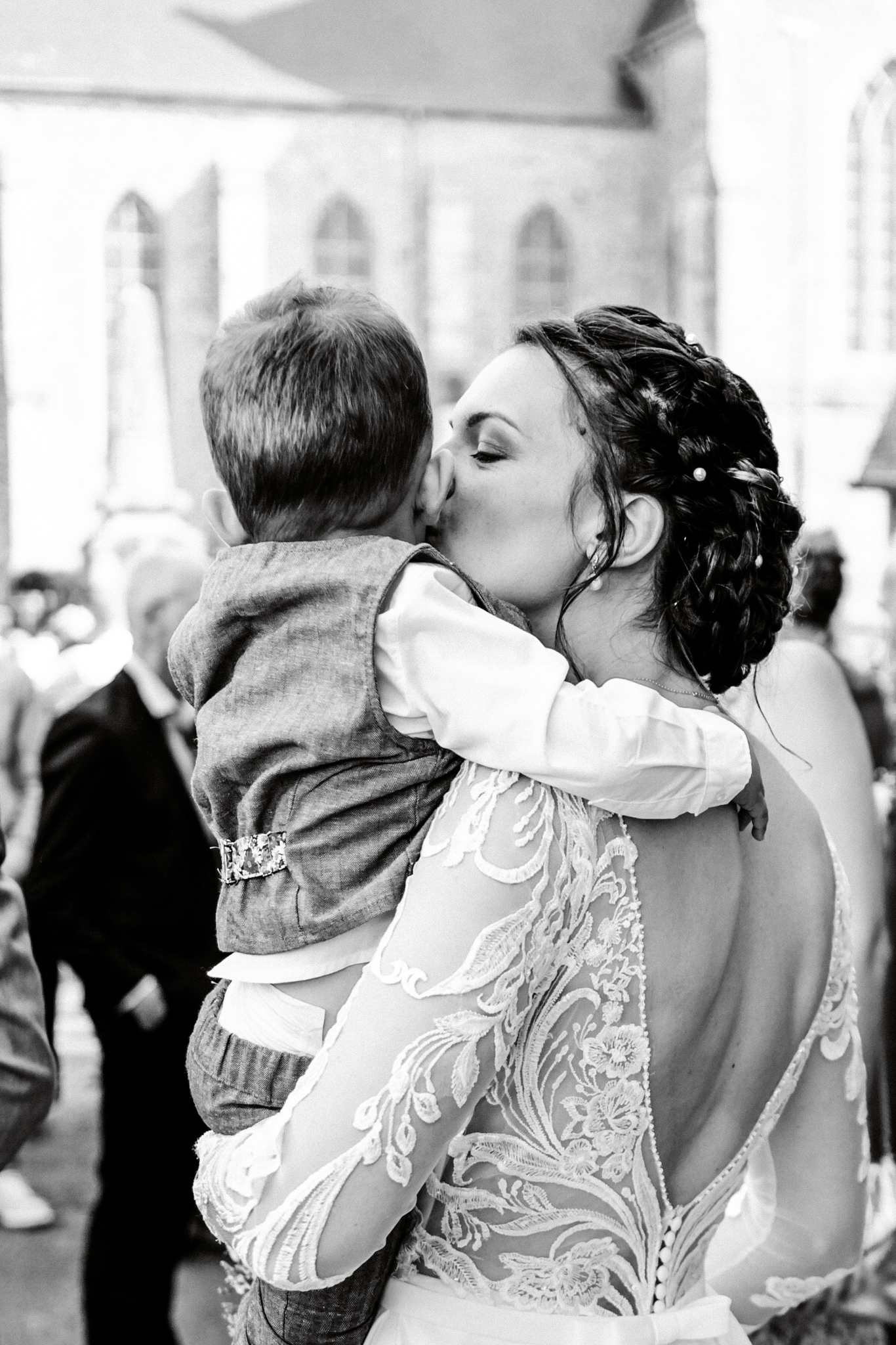 Photographe reportage mariage naturel - Mariée à la sortie de la cérémonie