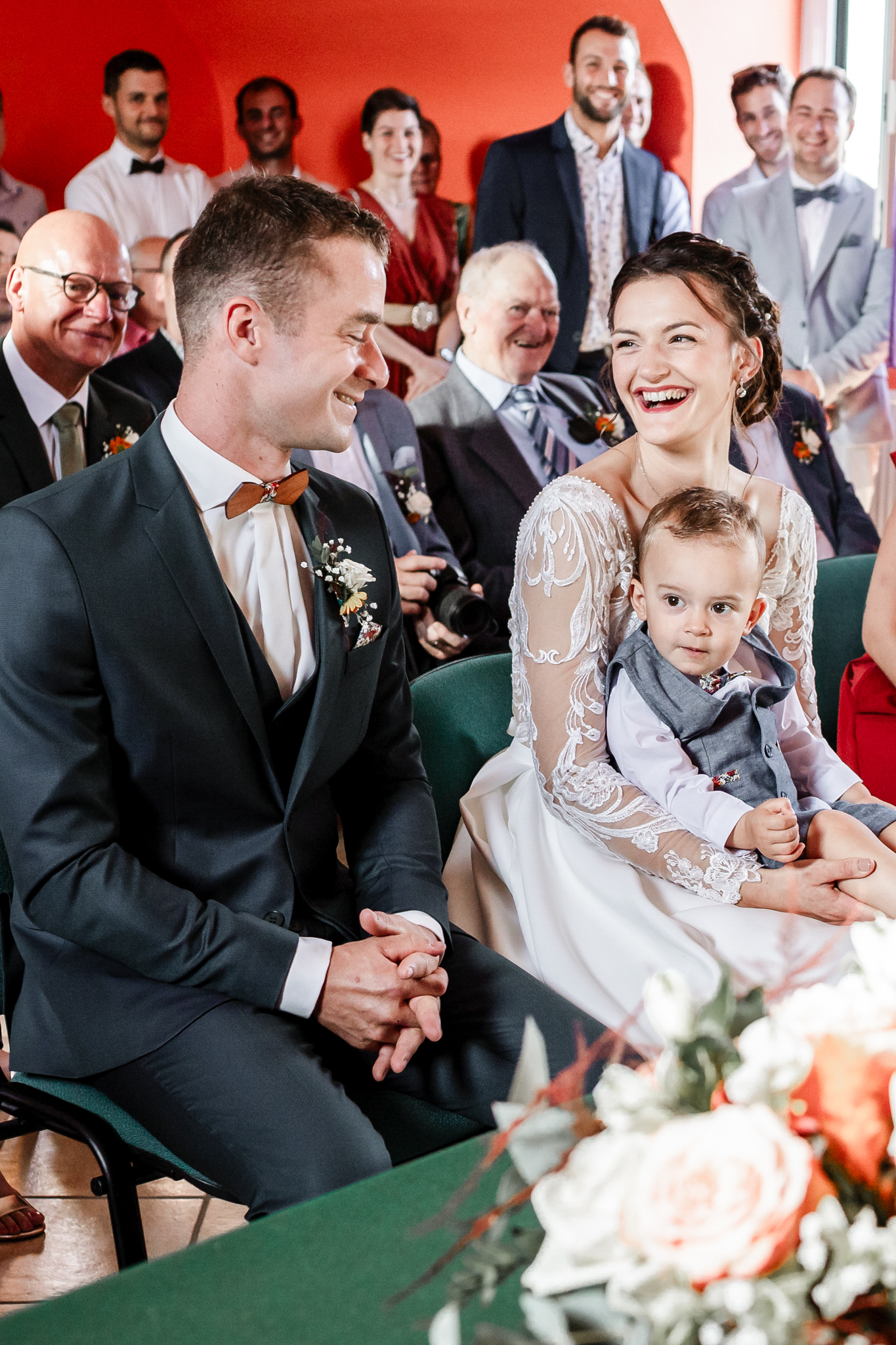 Mariage, joie et émotions - Regards complices lors de la cérémonie