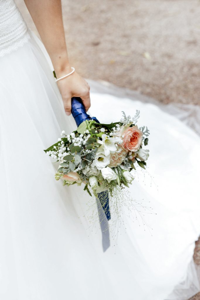 Photographe mariage Bretagne - Détails de la mariée, robe, bijoux, fleurs