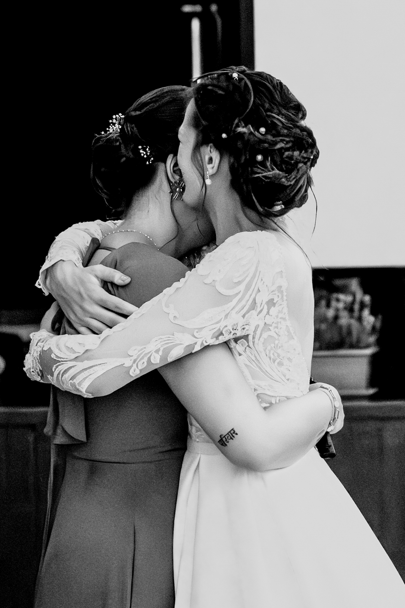 Photographe mariage Bretagne - Étreintes entre sœurs