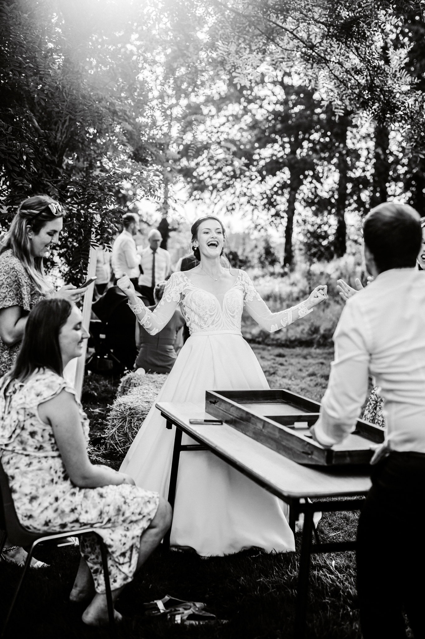 Mariage, joie et émotions - La mariée s'amuse avec ses invités