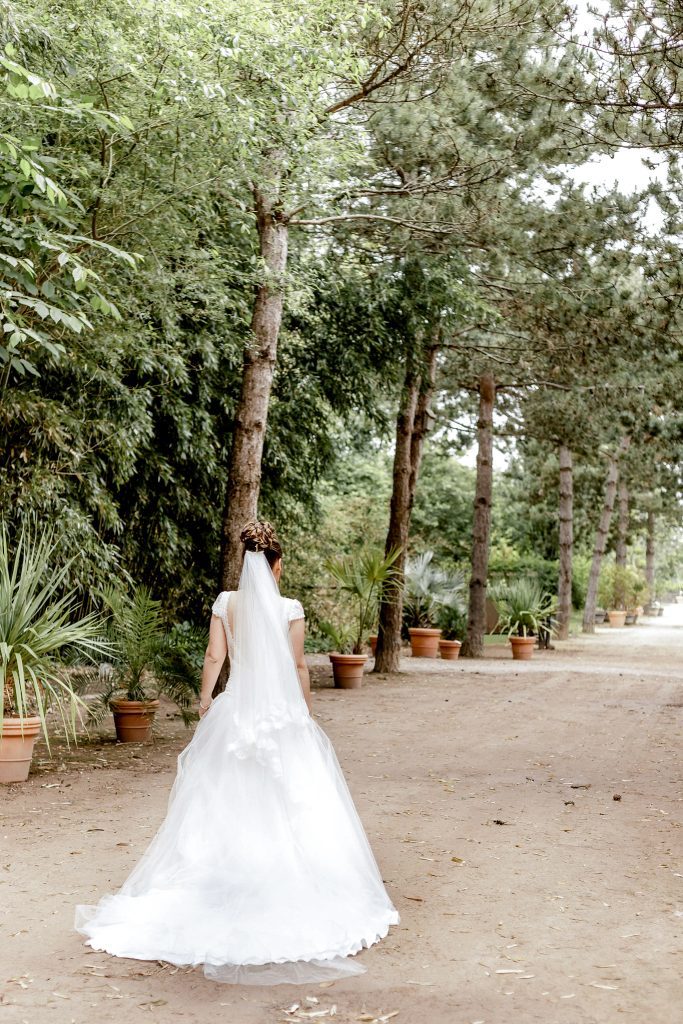 Photographe mariage Bretagne - Jeune mariée marchant dans un cadre naturel