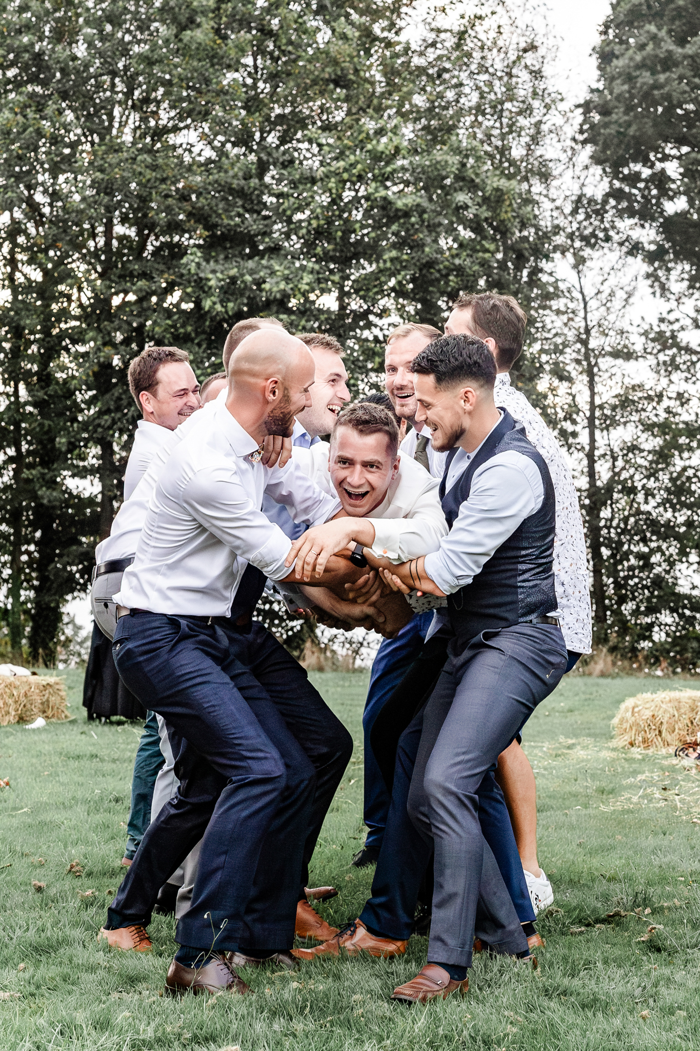 Mariage, joie et émotions - Les amis et les témoins portent le jeune marié