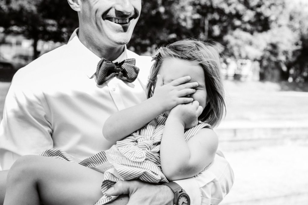 Photographe mariage Bretagne - Un papa avec sa petite fille pendant le cocktail