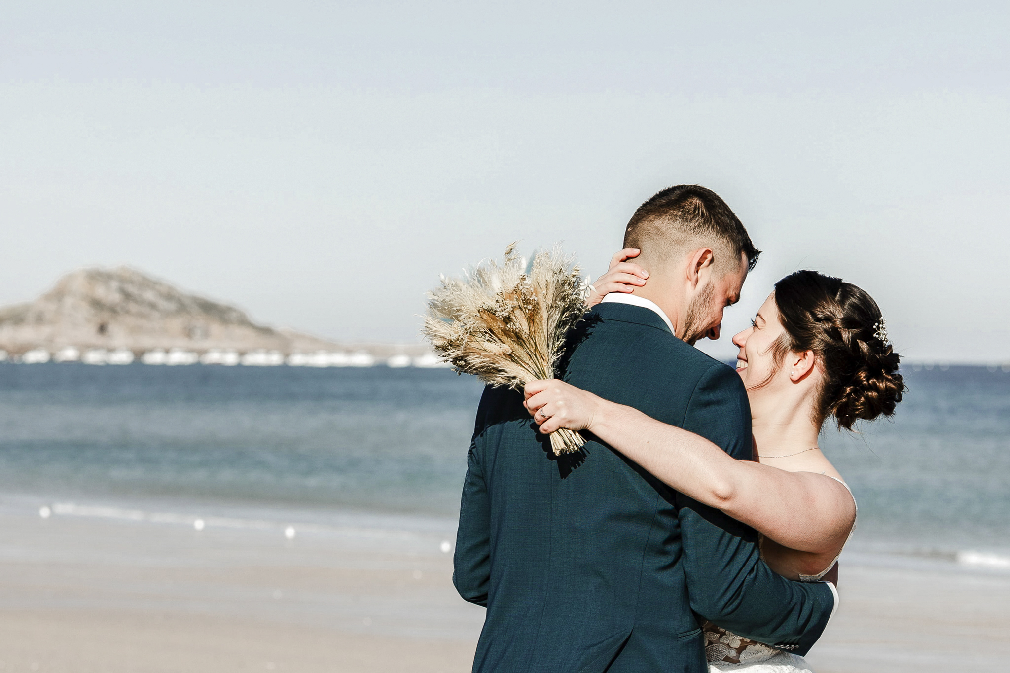 Mariage, joie et émotions - Séance couple en bord de mer
